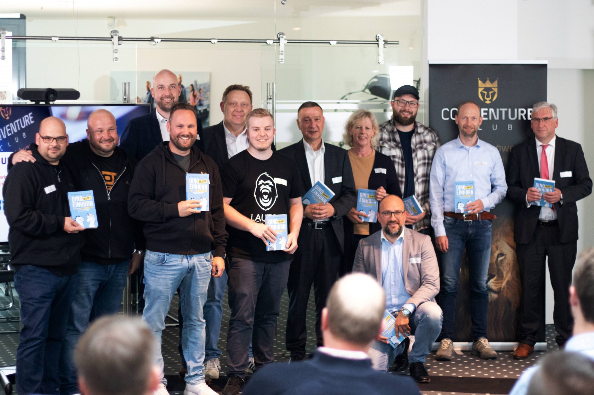 Ein Bild mit den Initiatoren und zahlreichen Unterstützern des Conventure Clubs auf einem der hybriden Clubabende. Im Emsland unterstützt z.B. der Landkreis Emsland, die Emsland GmbH und die Sparkasse Emsland die Initiative als Kooperationspartner (Foto: Cornexion)