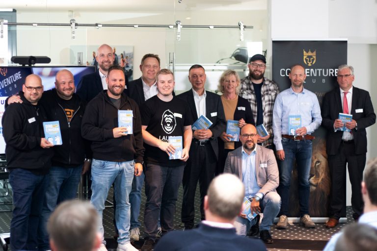 Ein Bild mit den Initiatoren und zahlreichen Unterstützern des Conventure Clubs auf einem der hybriden Clubabende. Im Emsland unterstützt z.B. der Landkreis Emsland, die Emsland GmbH und die Sparkasse Emsland die Initiative als Kooperationspartner (Foto: Cornexion)