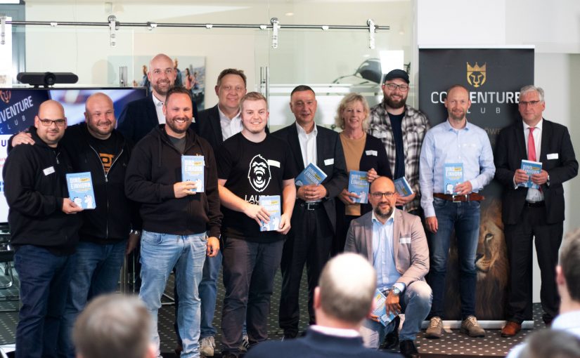 Ein Bild mit den Initiatoren und zahlreichen Unterstützern des Conventure Clubs auf einem der hybriden Clubabende. Im Emsland unterstützt z.B. der Landkreis Emsland, die Emsland GmbH und die Sparkasse Emsland die Initiative als Kooperationspartner (Foto: Cornexion)