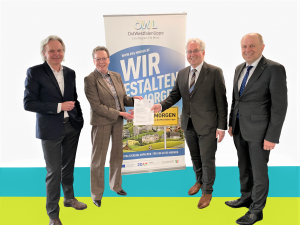 Freuen sich über den Turbo für die Digitale Zukunft von OWL (v. l.): Herbert Weber, Geschäftsführer OWL GmbH, Regierungspräsidentin Marianne Thomann-Stahl, Landrat Jürgen Müller, stellvertretender Vorsitzender der Gesellschafterversammlung der OWL GmbH und Christoph Rüther, Landrat Paderborn. (Foto: Ostwestfalen Lippe GmbH)