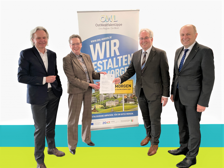 Freuen sich über den Turbo für die Digitale Zukunft von OWL (v. l.): Herbert Weber, Geschäftsführer OWL GmbH, Regierungspräsidentin Marianne Thomann-Stahl, Landrat Jürgen Müller, stellvertretender Vorsitzender der Gesellschafterversammlung der OWL GmbH und Christoph Rüther, Landrat Paderborn. (Foto: Ostwestfalen Lippe GmbH)