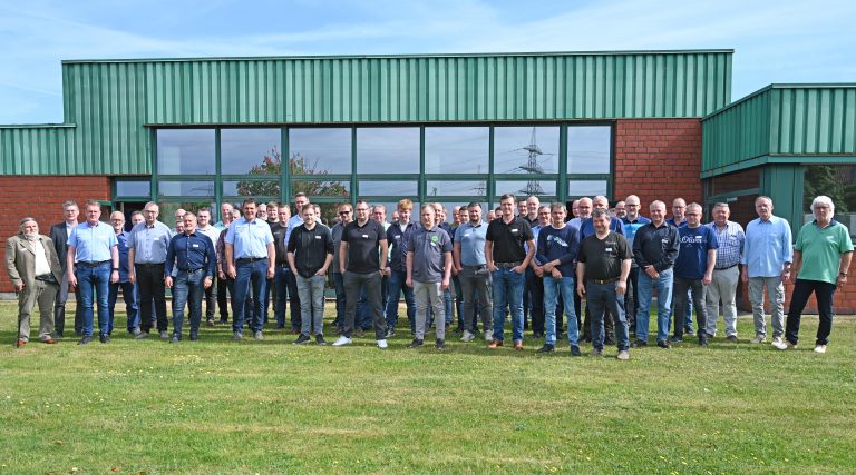 Die Mitglieder der Elektro-Innung Steinfurt nahmen die Einladung der SWTE Netz zur Innungsversammlung auf dem Gelände der Stadtwerke Tecklenburger Land in Ibben-büren gerne an. Obermeister Karl-Hans Albers begrüßte rund 60 Personen. (Foto: SWTE Netz GmbH & Co. KG)