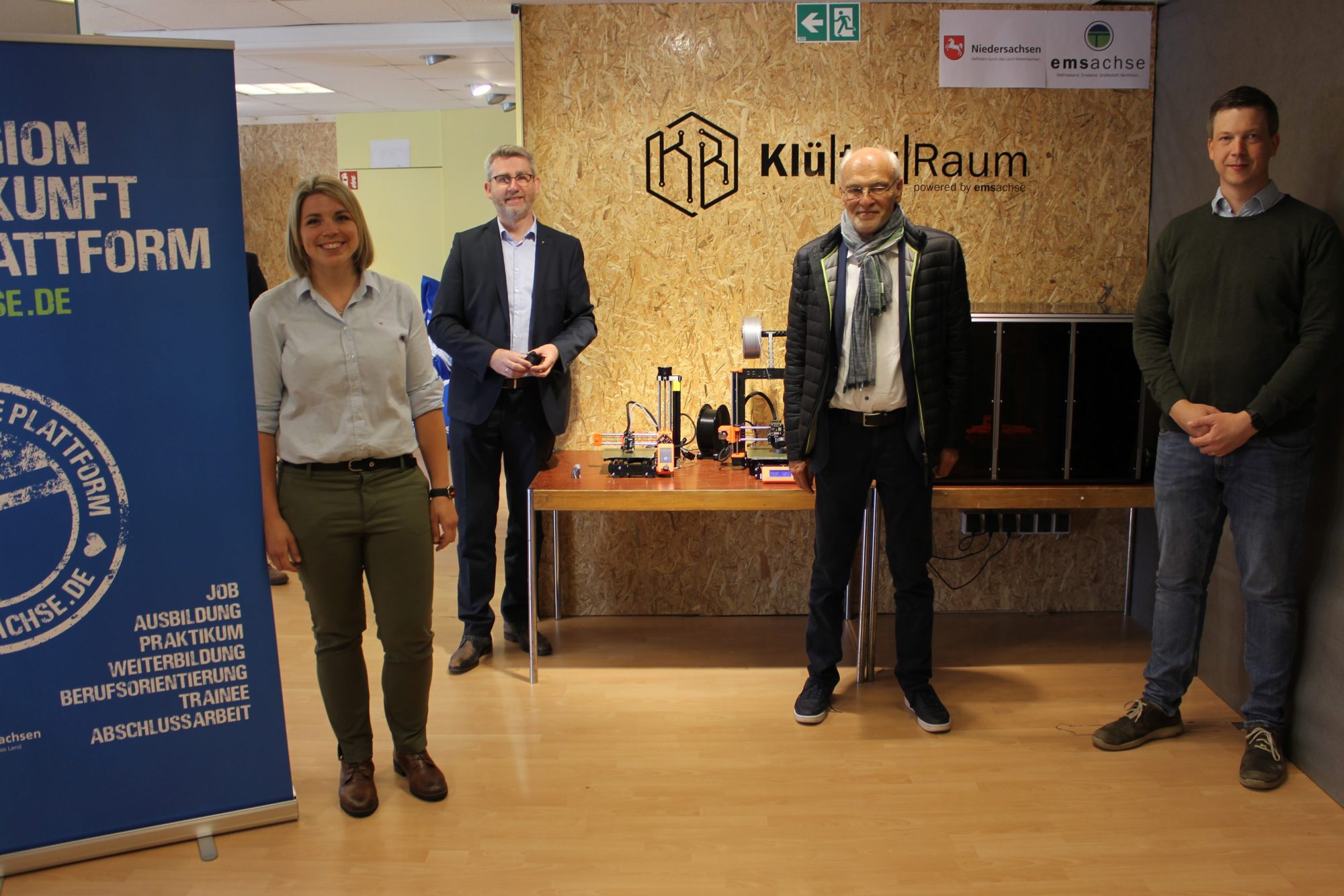 : v. l.: Bürgermeisterin Vanessa Gattung, Dirk Lüerßen (Geschäftsführer der Ems-Achse), Franz-Josef Sickelmann (Landesbeauftragter für regionale Landesentwicklung) und Johannes Watermann (Projektmanager bei der Ems-Achse) bei der ersten Begehung des KlüterRaums. (Foto: Wachstumsregion Ems-Achse)