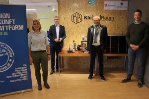 : v. l.: Bürgermeisterin Vanessa Gattung, Dirk Lüerßen (Geschäftsführer der Ems-Achse), Franz-Josef Sickelmann (Landesbeauftragter für regionale Landesentwicklung) und Johannes Watermann (Projektmanager bei der Ems-Achse) bei der ersten Begehung des KlüterRaums. (Foto: Wachstumsregion Ems-Achse)