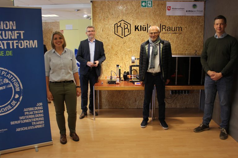 : v. l.: Bürgermeisterin Vanessa Gattung, Dirk Lüerßen (Geschäftsführer der Ems-Achse), Franz-Josef Sickelmann (Landesbeauftragter für regionale Landesentwicklung) und Johannes Watermann (Projektmanager bei der Ems-Achse) bei der ersten Begehung des KlüterRaums. (Foto: Wachstumsregion Ems-Achse)