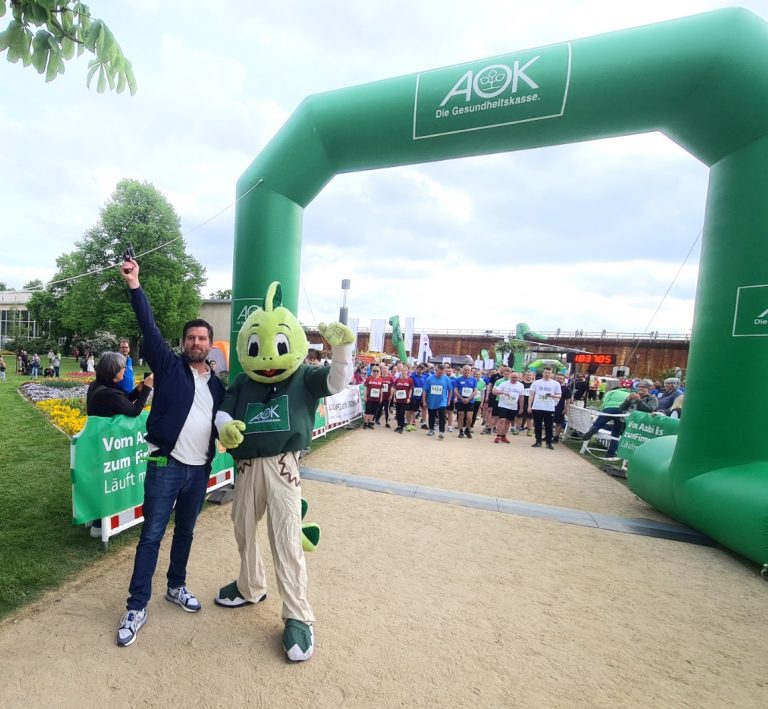 Beim 12. AOK-Firmenlauf Lippe: Laufen für die Gesundheit, das Betriebsklima und den guten Zweck: 1.895 Aktive wurden von AOK-Serviceregionsleiter Matthias Wehmhöner auf die Strecke geschickt. (Foto: AOK/hfr.)