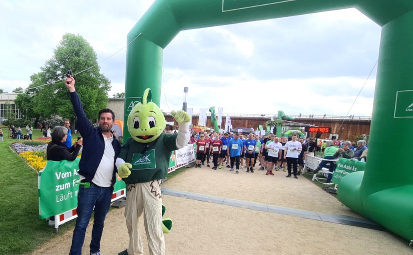 Beim 12. AOK-Firmenlauf Lippe: Laufen für die Gesundheit, das Betriebsklima und den guten Zweck: 1.895 Aktive wurden von AOK-Serviceregionsleiter Matthias Wehmhöner auf die Strecke geschickt. (Foto: AOK/hfr.)