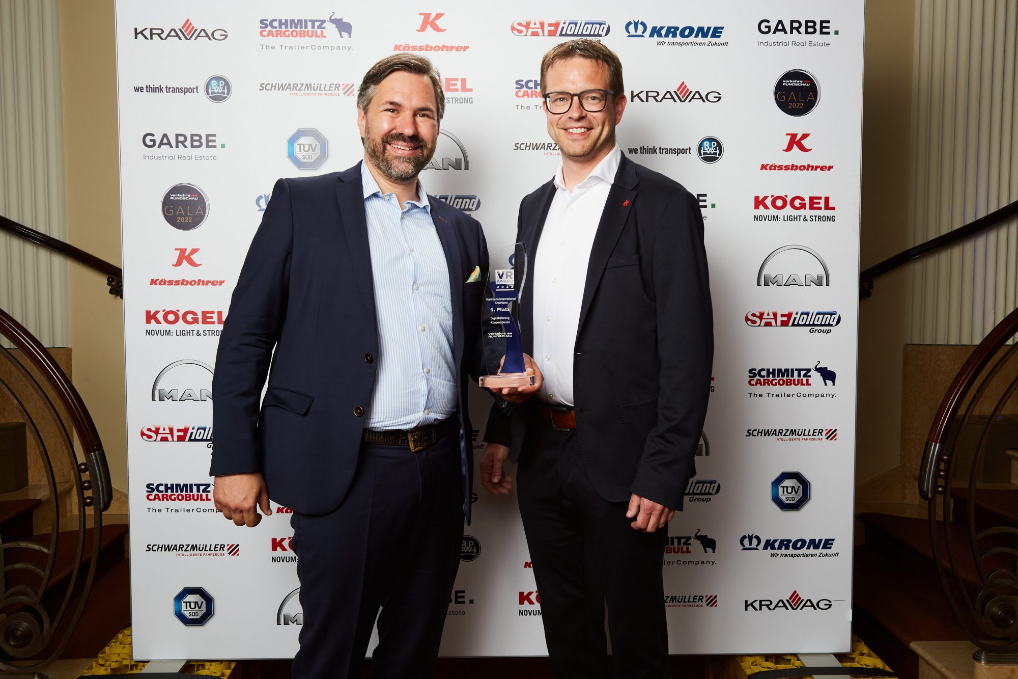 v.l.: Florian Schimandl (Geschäftsführer Smartlane GmbH) und Uwe Lachmann (Geschäftsführer Hartmann International GmbH & Co. KG). (Foto: Jan Scheutzow)