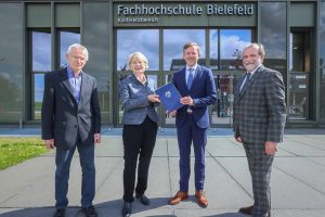 (v.l.n.r.): Staatssekretär Dr. Dirk Günnewig (3.v.l.) übergibt den Förderbescheid für den RailCampus OWL an Prof. Dr. Ingeborg Schramm-Wölk, Vorsitzende von Campus OWL und Präsidentin der Fachhochschule Bielefeld (2.v.l.) im Beisein von Dr. Ulrich Körber, Geschäftsführer Campus OWL (li), und Jürgen Tuscher, Geschäftsführer RailCampus OWL (re). (Foto: Railcampus OWL)