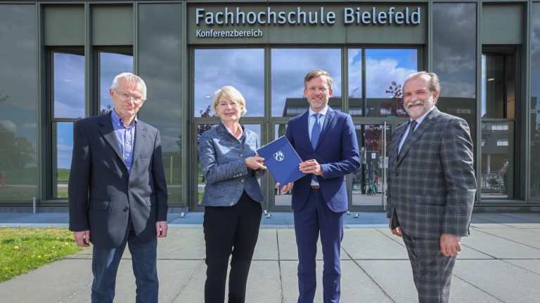 (v.l.n.r.): Staatssekretär Dr. Dirk Günnewig (3.v.l.) übergibt den Förderbescheid für den RailCampus OWL an Prof. Dr. Ingeborg Schramm-Wölk, Vorsitzende von Campus OWL und Präsidentin der Fachhochschule Bielefeld (2.v.l.) im Beisein von Dr. Ulrich Körber, Geschäftsführer Campus OWL (li), und Jürgen Tuscher, Geschäftsführer RailCampus OWL (re). (Foto: Railcampus OWL)