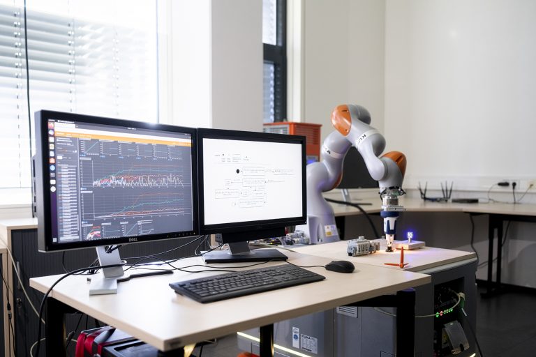 Durch eine neuartige Kombination von menschlichem Vorwissen mit maschinellen Lernverfahren (Grey-Box-Learning) kann flexibel auf Prozessveränderungen reagiert werden. (Foto: Universität Bielefeld/J. Boerckel)