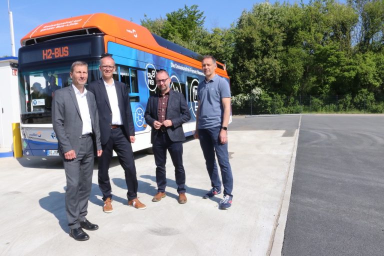 moBiel-Technikchef Kai-Uwe Steinbrecher (von links), moBiel-Geschäftsführer Martin Uekmann, Projektleiter Gerhard Sawatzky und Fuhrparkleiter Ralf Schönenberg vor dem Wasserstoff-Bus, der ab diesem Montag auf der Linie 29 im Einsatz ist. (Foto: moBiel/Hans-Heinrich Sellmann)