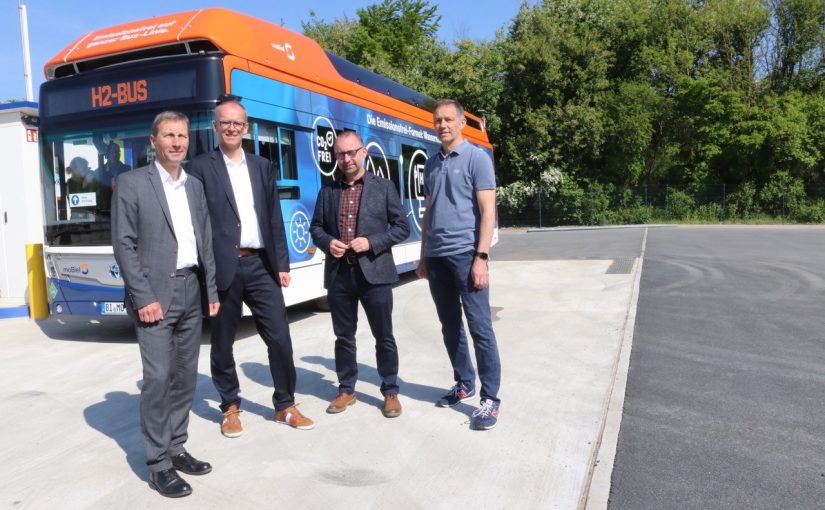 moBiel-Technikchef Kai-Uwe Steinbrecher (von links), moBiel-Geschäftsführer Martin Uekmann, Projektleiter Gerhard Sawatzky und Fuhrparkleiter Ralf Schönenberg vor dem Wasserstoff-Bus, der ab diesem Montag auf der Linie 29 im Einsatz ist. (Foto: moBiel/Hans-Heinrich Sellmann)