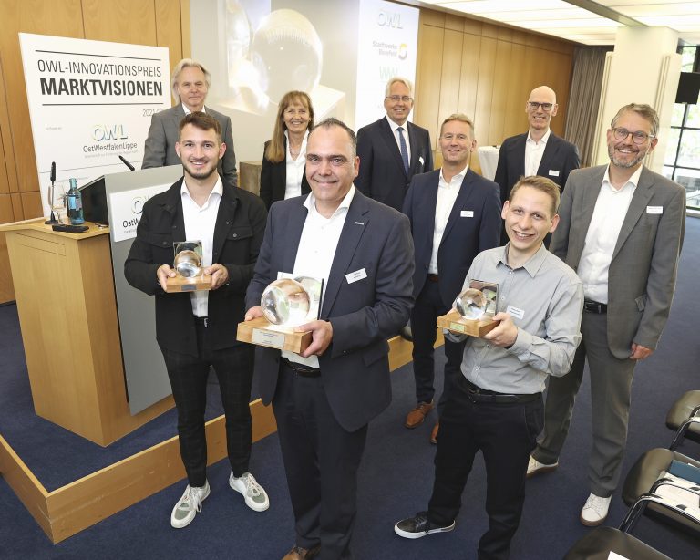 Freuen sich über drei Mal Innovationskraft „Made in OWL“: Herbert Weber, Geschäftsführer, OstWestfalenLippe GmbH, Jona Vogel, CoFounder ENERVATE GmbH, Petra Pigerl-Radtke, Hauptgeschäftsführerin IHK Ostwestfalen zu Bielefeld und Sprecherin der Jury, Horst Rose, Managing Director Denios SE, Landrat Jürgen Müller, stellvertretender Vorsitzender Gesellschafterversammlung OstWestfalenLippe GmbH, Jürgen Noch, Geschäftsführer Westfalen Weser GmbH, Jürgen Noch, Geschäftsführer Westfalen Weser GmbH (v.), Rainer Müller, Geschäftsführer Stadtwerke Bielefeld GmbH (h.) und Wolfgang Marquardt, Prokurist, OstWestfalenLippe GmbH (Foto: OWL GmbH)