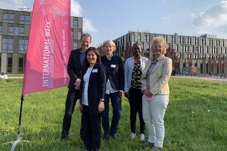 Bei der Eröffnung der Internationalen Woche: (v.l.n.r.) Vizepräsident für Internationales und Digitalisierung Prof. Dr. Ulrich Schäfermeier, Gastwissenschaftlerin Fatima Akbari aus Afghanistan, FH-Präsidentin Prof. Dr. Ingeborg Schramm-Wölk, Gastwissenschafterin Dr. Sakina Faru aus Tansania und Leiterin des Dezernat Internationales Judith Peltz. (Foto: L.Kruse/FH Bielefeld)