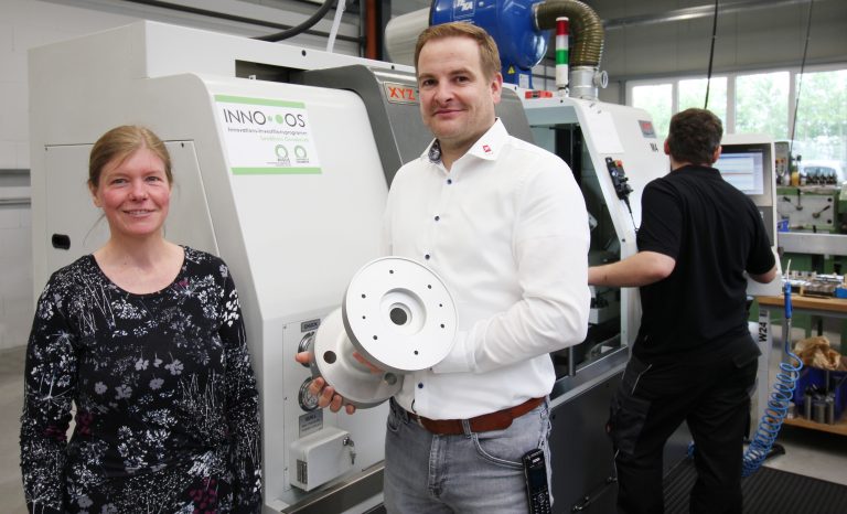 Einen Einblick in die Produktionsabläufe erhielt Andrea Frosch vom Unter-nehmensService der WIGOS bei der JW Verpackungstechnik von Ge-schäftsführer Matthias Vocke. (Foto: WIGOS /Eckhard Wiebrock)