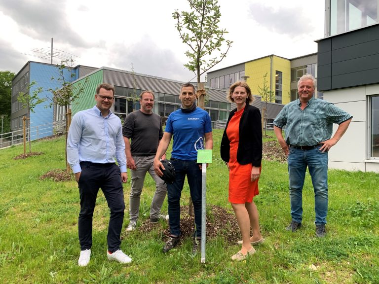 Freuen sich über die vielen neuen Klimabäume auf dem Campus der Gesamtschule Büren: Fabian Wälter (Westenergie), Sascha Glaser (Klimaschutzmanager Stadt Büren), Bürgermeister Burkhard Schwuchow, Clarissa Rehmann (Schulleiterin Gesamtschule Büren) und Andreas Piel (Leiter des Bau- und Betriebshofes der Stadt Büren). (Foto: Stadt Büren)