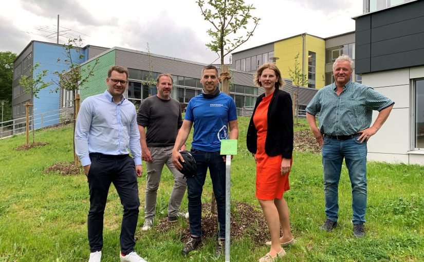 Freuen sich über die vielen neuen Klimabäume auf dem Campus der Gesamtschule Büren: Fabian Wälter (Westenergie), Sascha Glaser (Klimaschutzmanager Stadt Büren), Bürgermeister Burkhard Schwuchow, Clarissa Rehmann (Schulleiterin Gesamtschule Büren) und Andreas Piel (Leiter des Bau- und Betriebshofes der Stadt Büren). (Foto: Stadt Büren)