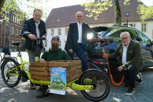 Martin Knabenreich (Bielefeld Marketing, v. l.), Michael Holzweißig (MAX Cargobike), Martin Uekmann (Stadtwerke Bielefeld) und Ralf Eigenrauch (Agentur Eigenrauch & Partner) stellen das Konzept der La Strada 2022 auf dem Klosterplatz vor. Lastenräder, Autos mit Elektro-Antrieb, Sharing-Angebote sowie Innovationen des öffentlichen Nahverkehrs spielen vom 6. bis 8. Mai eine zentrale Rolle in der Bielefelder Altstadt. (Foto: Bielefeld Marketing GmbH)