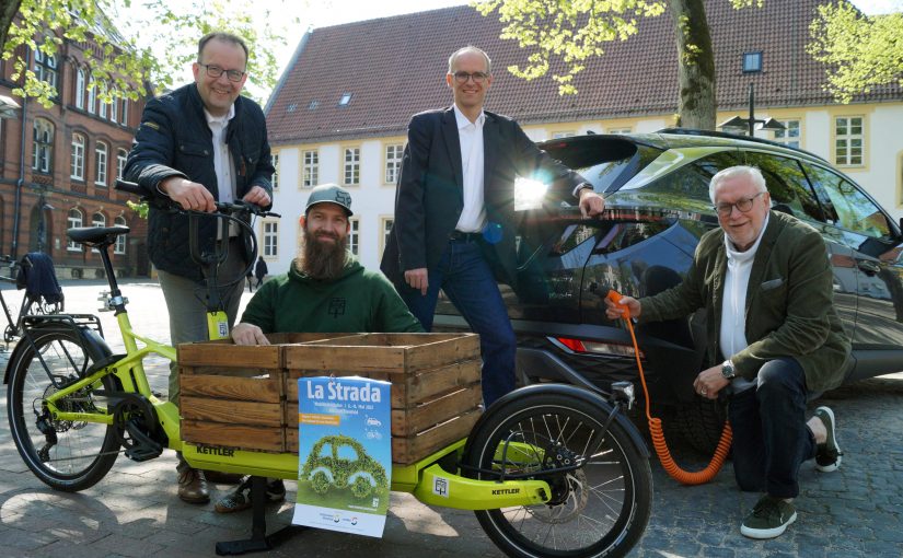 Martin Knabenreich (Bielefeld Marketing, v. l.), Michael Holzweißig (MAX Cargobike), Martin Uekmann (Stadtwerke Bielefeld) und Ralf Eigenrauch (Agentur Eigenrauch & Partner) stellen das Konzept der La Strada 2022 auf dem Klosterplatz vor. Lastenräder, Autos mit Elektro-Antrieb, Sharing-Angebote sowie Innovationen des öffentlichen Nahverkehrs spielen vom 6. bis 8. Mai eine zentrale Rolle in der Bielefelder Altstadt. (Foto: Bielefeld Marketing GmbH)