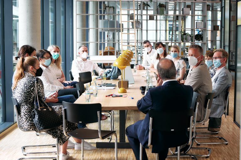 In Kleingruppen tauschten sich die Arbeitgeber über aktuelle und fachliche Themen aus. Austausch in Kleingruppen an vier Thementischen (Foto: Münsterland e.V./Philipp Fölting)