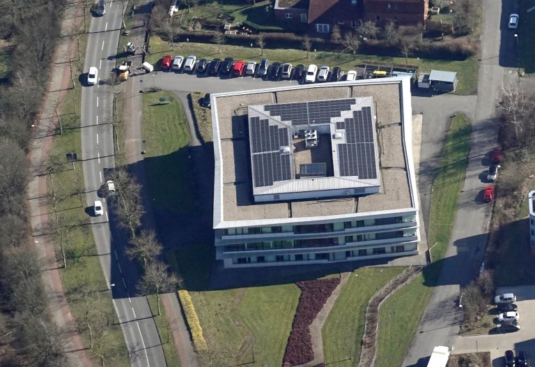 Ab sofort erzeugt das Nano-Bioanalytik-Zentrums mit einer Photovoltaik-Anlage auf dem Dach, einen Teil seines Energieverbrauchs selbst. (Foto: Evelyn Egelkamp)