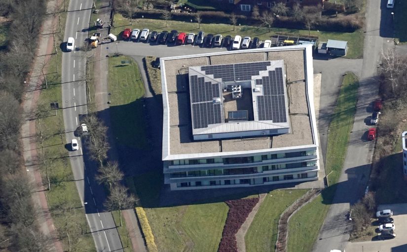 Ab sofort erzeugt das Nano-Bioanalytik-Zentrums mit einer Photovoltaik-Anlage auf dem Dach, einen Teil seines Energieverbrauchs selbst. (Foto: Evelyn Egelkamp)