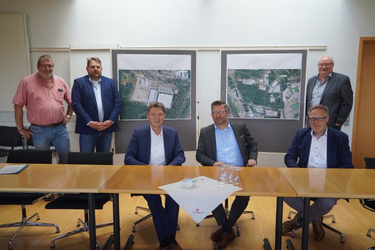 Stellten die Neuansiedlung der Neuenhauser Gruppe in Lingen vor: (sitzend von links) Oberbürgermeister Dieter Krone, Lutz Wolf (Vorstandsvorsitzender der Neuenhauser Gruppe), Ludger Tieke (Fachbereichsleiter Wirtschaftsförderung und Liegenschaften), (stehend von links) Martin Koopmann (Vorsitzender des Wirtschafts- und Grundstücksausschusses), Christoph Stafflage (Ortsbürgermeister Darme) und Stefan Wittler (Stellvertretender Vorsitzender des Wirtschafts- und Grundstückausschusses). (Foto: Stadt Lingen)