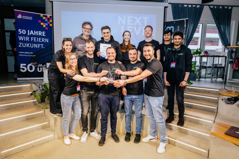 Prof. Dr. Rüdiger Kabst (oben links) überreichte das Qualitätslabel „Unternehmensgründung aus der Universität Paderborn“ an die Unchained Robotics GmbH. Das Qualitätslabel zeichnet Gründer der Universität Paderborn aus, die bereits einige Jahre erfolgreich am Markt agieren und der Universität kooperativ verbunden bleiben. Die Gründer Mladen Milicevic (2. von links oben) und Kevin Freise (vorne Mitte) sowie das gesamte Team freuen sich über die Auszeichnung. (Foto: Universität Paderborn, Besim Mazhiqi)