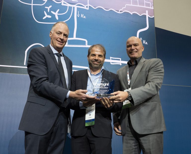 Übergabe des Spotlight On New Technology® Award 2022 an Bosch Rexroth für eine disruptive Innovation, die den CO2-Ausstoß von Unterwasser-Prozessanlagen signifikant reduziert (v.l.): Brian Miller, OTC Board of Directors, Dr. Alexandre Orth, Leiter Subsea Automation Systems, Bosch Rexroth AG und Dr. Michael Schmitt, Senior Vice President Technical & Engineering, Bosch Rexroth Corporation. (Bildquelle: OTC/Todd Buchanan)