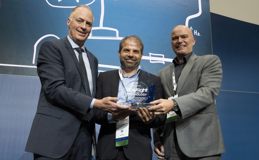 Übergabe des Spotlight On New Technology® Award 2022 an Bosch Rexroth für eine disruptive Innovation, die den CO2-Ausstoß von Unterwasser-Prozessanlagen signifikant reduziert (v.l.): Brian Miller, OTC Board of Directors, Dr. Alexandre Orth, Leiter Subsea Automation Systems, Bosch Rexroth AG und Dr. Michael Schmitt, Senior Vice President Technical & Engineering, Bosch Rexroth Corporation. (Bildquelle: OTC/Todd Buchanan)