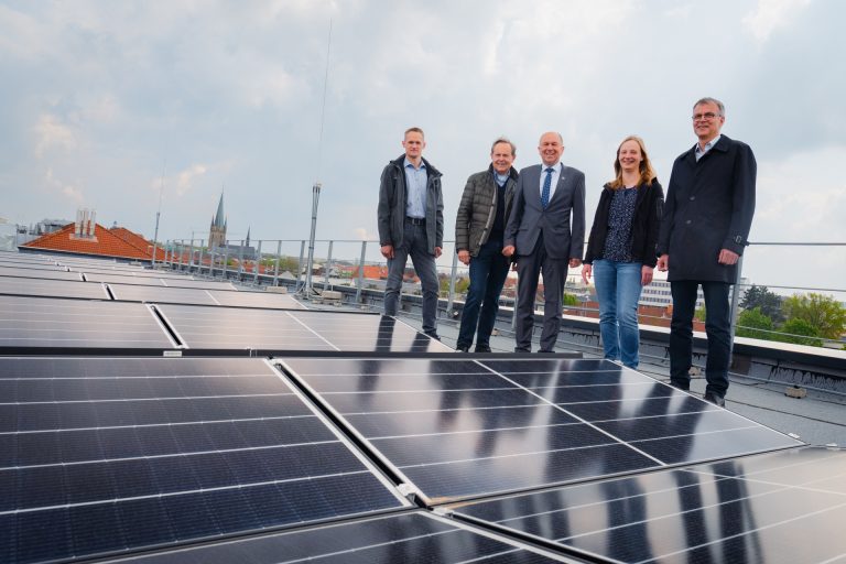 Regenerative „PV-Power“ jetzt auf allen Dächern der Kreisverwaltung. Die neuen PV-Anlagen nehmen offiziell in Betrieb (v.l.n.r.): Christoph Rustemeier (Gebäudemanagement Kreis PB), Meinolf Päsch (Vorsitzender A.V.E. GmbH), Landrat Christoph Rüther, Joanne Wahrenburg (Projektmanagerin A.V.E. GmbH) und Martin Hübner (Geschäftsführer A.V.E. GmbH). (Foto: A.V.E. GmbH)