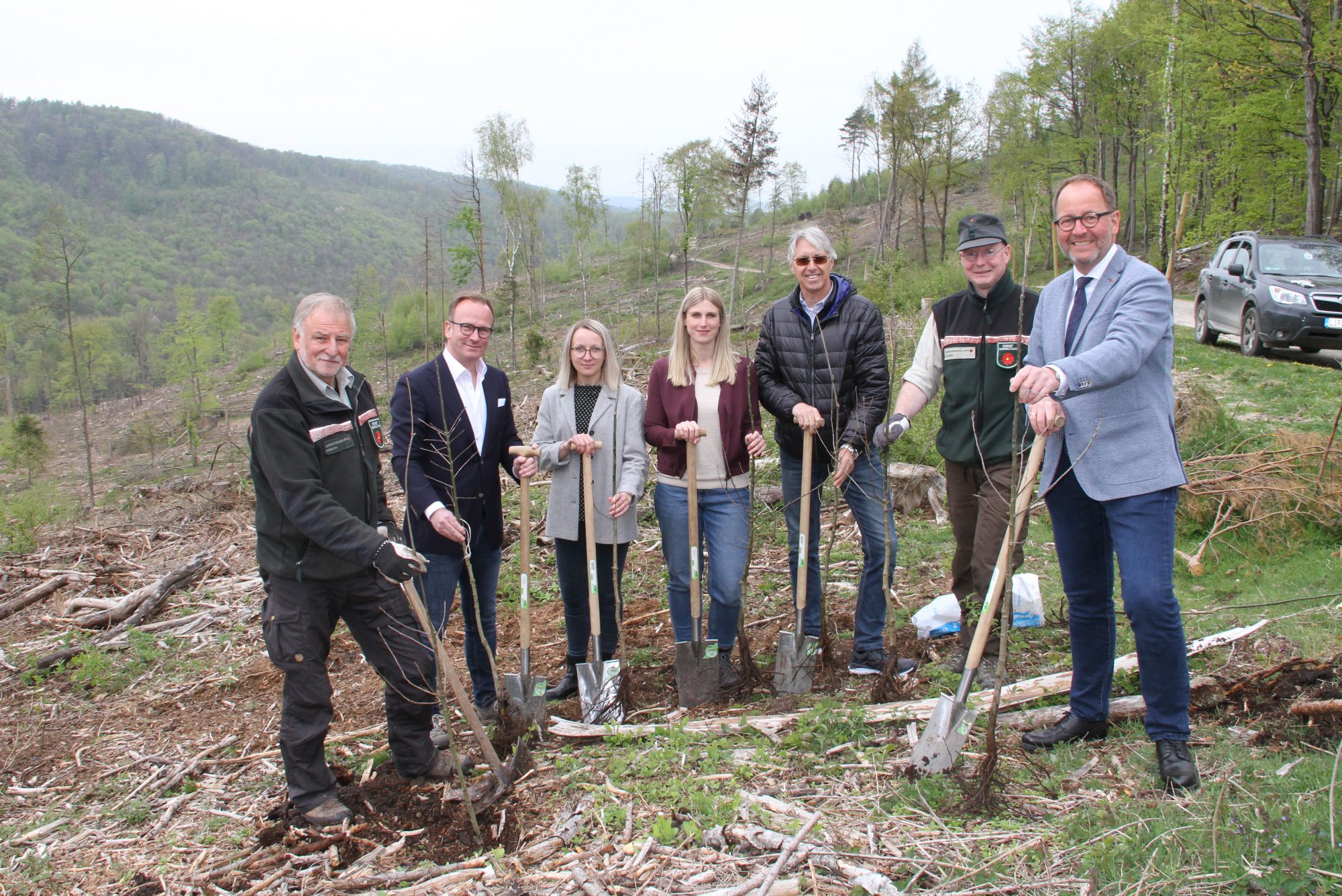 Hans-Ulrich Braun (Leiter Forstabteilung), Jens Beining (CEO Wortmann), Olga Wedel, Sarah Schröder, Andreas Burmeister (Projektteam Wortmann), Stefan Schreiber (Revierförster Hiddesen), Jörg Dünning-Gast (Verbandsvorsteher Landesverband Lippe) (Foto: Wortmann)