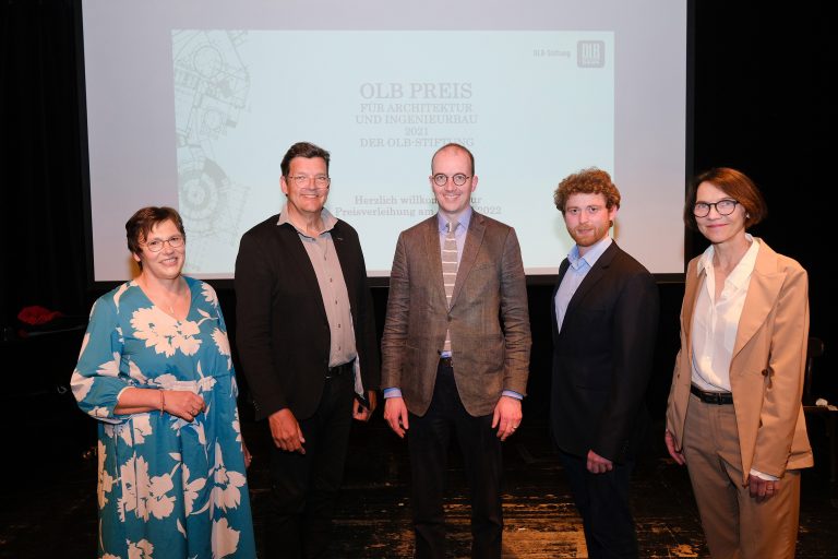 Ehrung beim OLB-Preis für Architektur mit (von links) Karin Katerbau (Vorsitzende des Vorstands der OLB-Stiftung), Dirk Stanczus (BKS Architekten Lübbecke), Udo von Frydag (Olfry-Ziegelwerke), Joachim Blomeyer (BKS Architekten Lübbecke) sowie Julia Tophof (Jurymitglied). (Foto: OLB-Stiftung/Hibbeler)