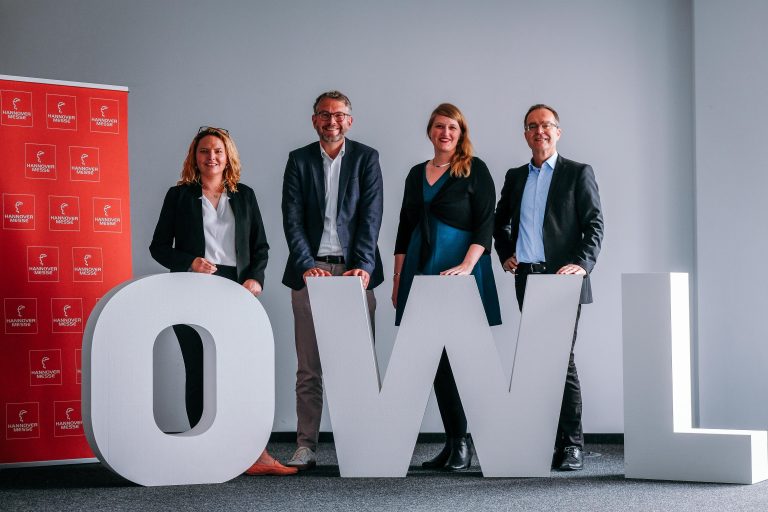 reuen sich auf inspirierenden Austausch auf dem Gemeinschaftsstand (v. l.): Marie-Theres Wahle, Director Public Affairs Nordrhein-Westfalen, Wolfgang Marquardt, Prokurist OstWestfalenLippe GmbH, Almut Rademacher, Geschäftsführerin OWL Maschinenbau, Günter Korder, Geschäftsführer it’s OWL Clustermanagement. (Foto: it’s OWL)