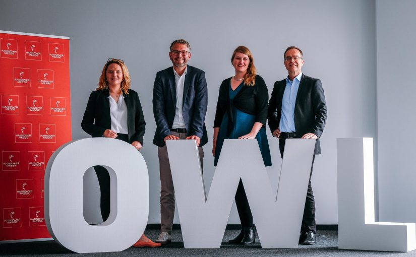 reuen sich auf inspirierenden Austausch auf dem Gemeinschaftsstand (v. l.): Marie-Theres Wahle, Director Public Affairs Nordrhein-Westfalen, Wolfgang Marquardt, Prokurist OstWestfalenLippe GmbH, Almut Rademacher, Geschäftsführerin OWL Maschinenbau, Günter Korder, Geschäftsführer it’s OWL Clustermanagement. (Foto: it’s OWL)