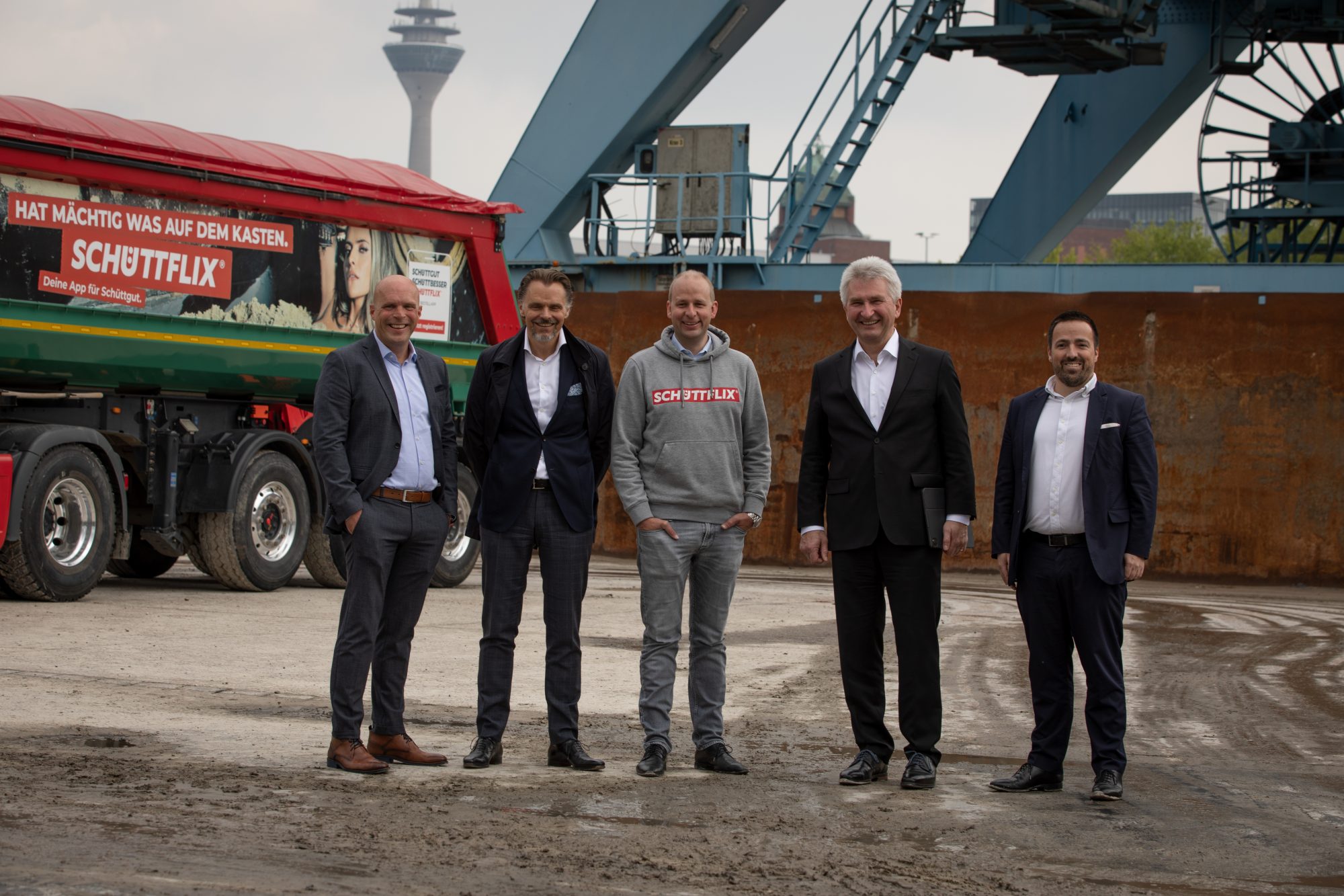 Die Projektpartner mit dem nordrhein-westfälischen Wirtschaftsminis ter Prof. Dr. Andreas Pinkwart beim gemeinsamen Termin im Düsseldorfer Hafen (v.l.n.r.): Jan Eckel, (Geschäftsführer der RheinCargo GmbH & Co. KG), Dirk Frorath (Geschäftsführer B + R Baustoff-Handel und Recycling Düsseldorf-Neuss GmbH), Christian Hülsewig, (Gründer und CEO Schüttflix GmbH), Prof. Dr. Andreas Pinkwart (Minister für Wirtschaft, Innovation, Digitalisierung und Energie des Landes Nordrhein-Westfalen) und Christian Theis, (Geschäftsführer Rhenus Ports) (Foto: Schüttfix)
