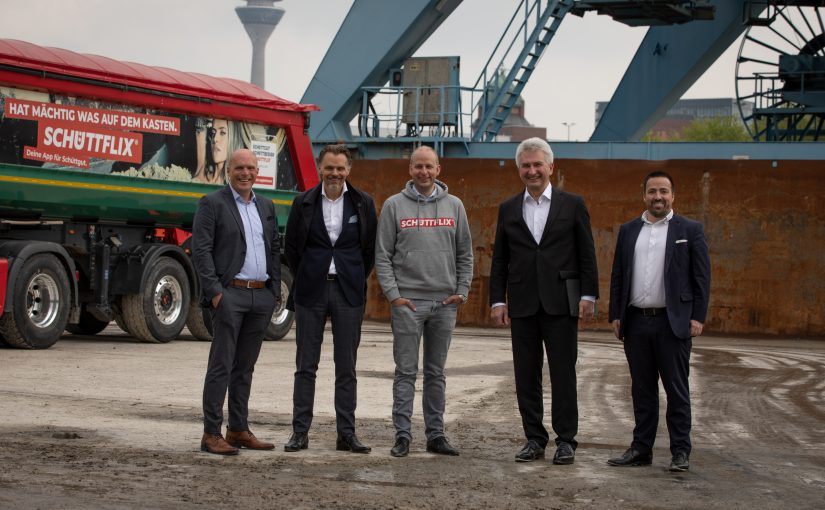 Die Projektpartner mit dem nordrhein-westfälischen Wirtschaftsminis ter Prof. Dr. Andreas Pinkwart beim gemeinsamen Termin im Düsseldorfer Hafen (v.l.n.r.): Jan Eckel, (Geschäftsführer der RheinCargo GmbH & Co. KG), Dirk Frorath (Geschäftsführer B + R Baustoff-Handel und Recycling Düsseldorf-Neuss GmbH), Christian Hülsewig, (Gründer und CEO Schüttflix GmbH), Prof. Dr. Andreas Pinkwart (Minister für Wirtschaft, Innovation, Digitalisierung und Energie des Landes Nordrhein-Westfalen) und Christian Theis, (Geschäftsführer Rhenus Ports) (Foto: Schüttfix)