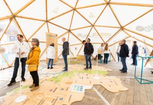 Am Niederwall/Ecke Rathausstraße ist die rund 300 qm große UrbanLand-Welt als Aktions- und Informationsfläche zu Gast. (Foto: Bielefeld Marketing GmbH)