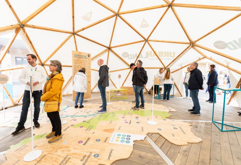 Am Niederwall/Ecke Rathausstraße ist die rund 300 qm große UrbanLand-Welt als Aktions- und Informationsfläche zu Gast. (Foto: Bielefeld Marketing GmbH)