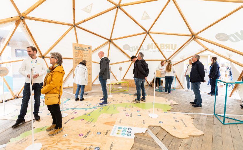 Am Niederwall/Ecke Rathausstraße ist die rund 300 qm große UrbanLand-Welt als Aktions- und Informationsfläche zu Gast. (Foto: Bielefeld Marketing GmbH)