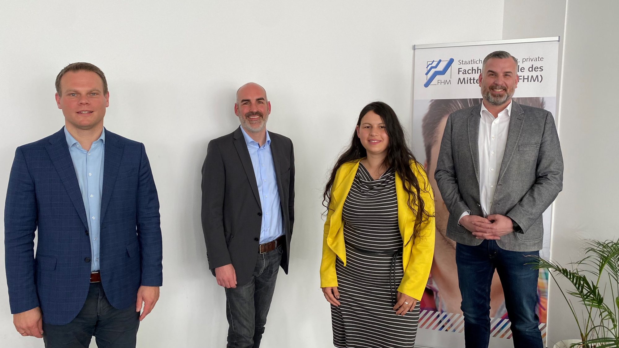 Intensiver Austausch zu Chancen und Zukunftsperspektiven im Bereich Nachhaltigkeit für OWL. (v.l.n.r.) Prof. Dr. Ingo Ballschmieter (FHM-Dekan im Fachbereich Wirtschaft) im Gespräch mit Sarah Osterholt (Leiterin Nachhaltigkeit der Hörmann KG Verkaufsgesellschaft), Henning Jünke (Head of Sustainability bei der Schüco International KG) und Simon Gröger (CSR 4.0 Leiter des Kompetenzzentrums OWL). (Foto: Fachhochschule des Mittelstands (FHM).)