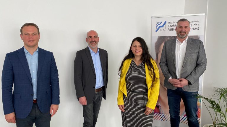 Intensiver Austausch zu Chancen und Zukunftsperspektiven im Bereich Nachhaltigkeit für OWL. (v.l.n.r.) Prof. Dr. Ingo Ballschmieter (FHM-Dekan im Fachbereich Wirtschaft) im Gespräch mit Sarah Osterholt (Leiterin Nachhaltigkeit der Hörmann KG Verkaufsgesellschaft), Henning Jünke (Head of Sustainability bei der Schüco International KG) und Simon Gröger (CSR 4.0 Leiter des Kompetenzzentrums OWL). (Foto: Fachhochschule des Mittelstands (FHM).)