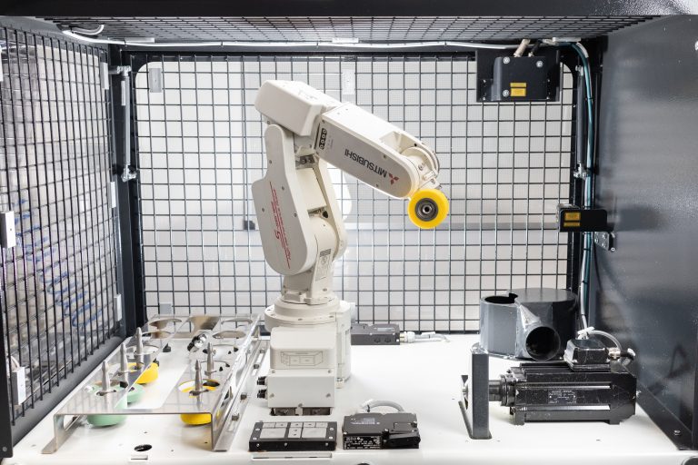 Der RoboGrinder setzt auf vertrauenswürdige Künstliche Intelligenz, um einen bisher rein händischen Schleifprozess zu automatisieren. (Foto: David Gense / Fraunhofer IEM)