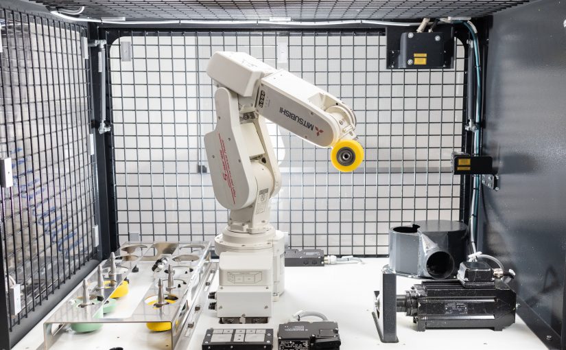 Der RoboGrinder setzt auf vertrauenswürdige Künstliche Intelligenz, um einen bisher rein händischen Schleifprozess zu automatisieren. (Foto: David Gense / Fraunhofer IEM)