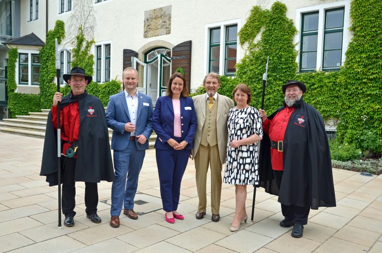 Freuen sich über das zehnjährige Bestehen: Thomas Dullweber (von links), Dr. Henning Vieker, Anna Katharina Bölling, Paul Gauselmann, Bianca Winkelmann und Peter Dürr. (Foto: Gauselmann Gruppe)