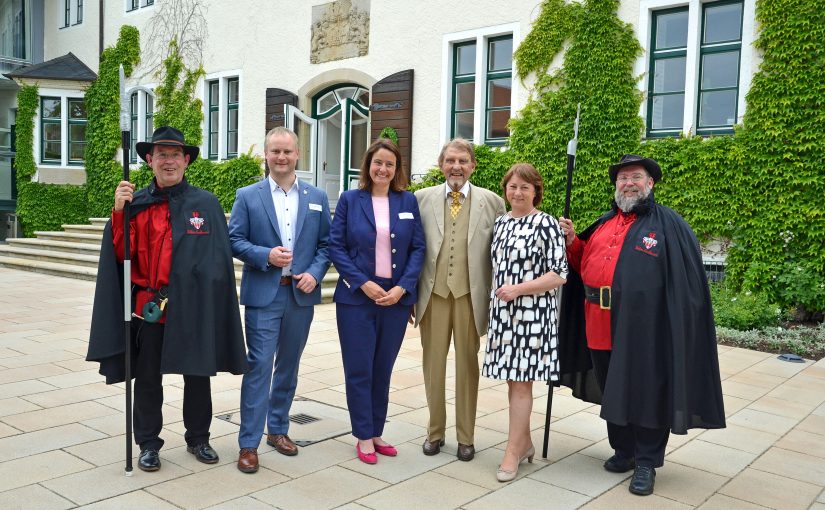 Freuen sich über das zehnjährige Bestehen: Thomas Dullweber (von links), Dr. Henning Vieker, Anna Katharina Bölling, Paul Gauselmann, Bianca Winkelmann und Peter Dürr. (Foto: Gauselmann Gruppe)