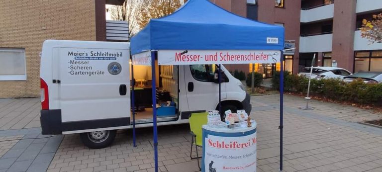 Scherenschleifer auf dem Bürener Wochenmarkt (Foto: Stadt Büren)