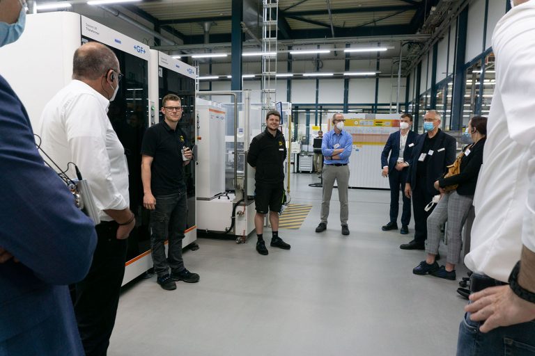 Die Teilnehmenden informieren sich an den verschiedenen Stationen zu den Prozessen und Weiterentwicklungen im Spritzguss- und Druckgussformenbau bei HARTNG. (Foto: HARTING Stiftung & Co. KG)
