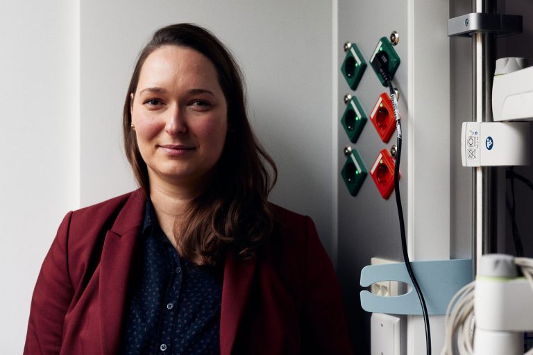 Pflegewissenschaftlerin Sarah Palmdorf ist wissenschaftliche Mitarbeiterin im Projekt „DiFuSiN" am Fachbereich Gesundheit. (Foto: P.Pollmeier/FH Bielefeld)